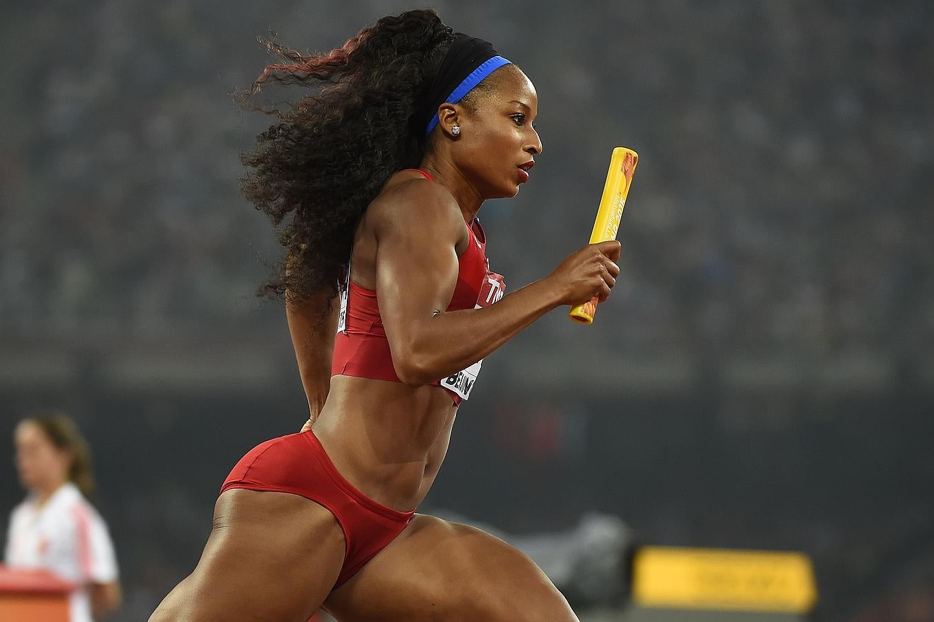 Natasha Hastings con el testigo en la final de 4x400 metros de atletismo de mujeres en el Campeonato Mundial de la IAAF 2015 en el Estadio Nacional de Beijing .
