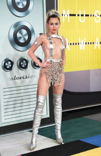 Los once extravagantes vestidos de Miley Cyrus en los MTV VMAs 2015