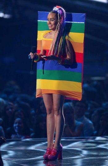 Los once extravagantes vestidos de Miley Cyrus en los MTV VMAs 2015