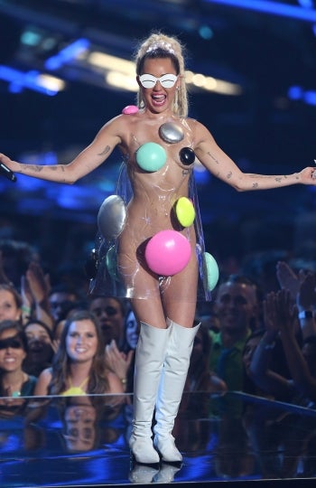 Los once extravagantes vestidos de Miley Cyrus en los MTV VMAs 2015