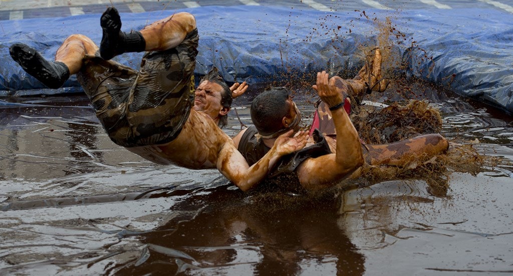 competidores participan en el 8º Campeonato de Lucha Libre  Mundial Gravy en el bar Rose n Bowl en Bacup, noroeste de Inglaterra. Los concursantes deben participar en disfrazados y luchar en un charco de salsa Lancashire durante 2 minutos.