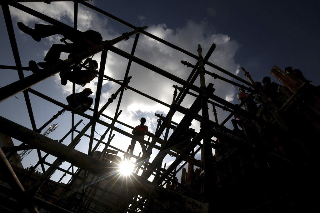 Varios operarios trabajan en la construcción de la red de metro de Bangalore, India.