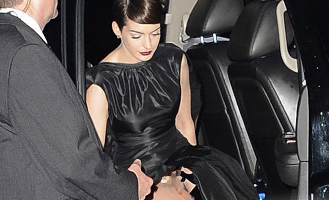Anne Hathaway. El vestido ajustado de la actriz le complicó la salida del coche cuando iba a la presentación de 'Los Miserables'. Consecuentemente se mostró más de la cuenta ya que no llevaba ropa interior
