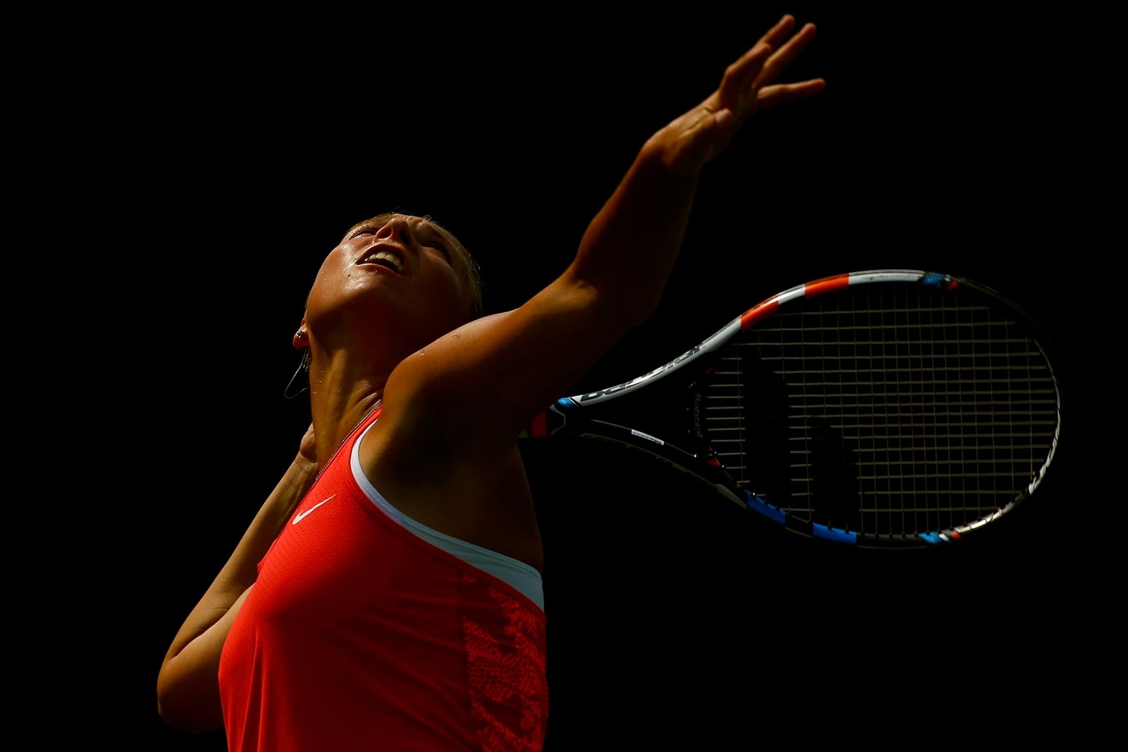 Anett Kontaveit de Estonia sirve para Anastasia Pavlyuchenkova de Rusia durante los partidos Segunda Ronda en el tercer día del 2015 Abierto de Estados Unidos.