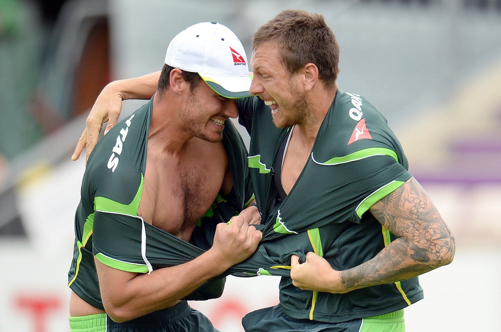 Nathan Coulter-Nilo de Australia y James Pattinson intenta rasgar la camisa durante una sesión de entrenamiento.