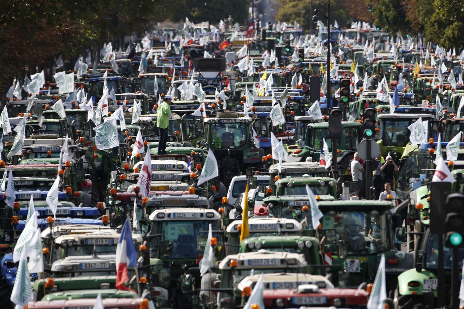 Agricultores se manifiestan en la avenida Cours de Vincennes, cerca de Place de la Nation, en París.