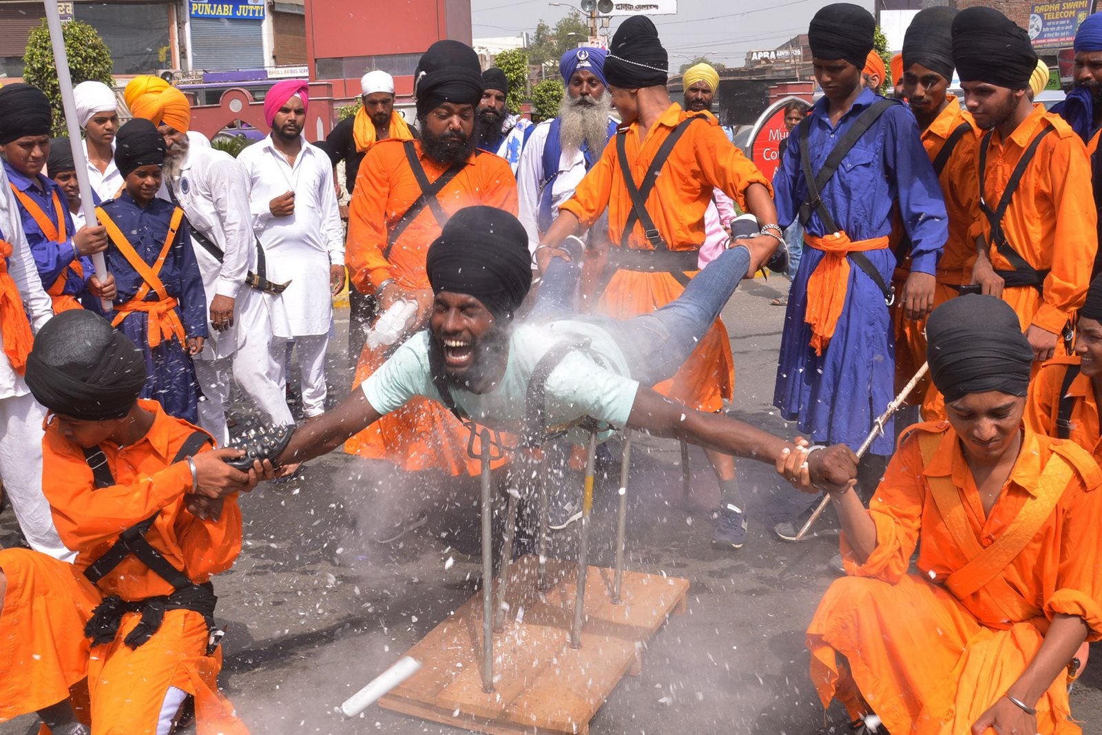 Un guerrero religioso sij, practica artes marciales Sikh conocidos como 'Gatka'.