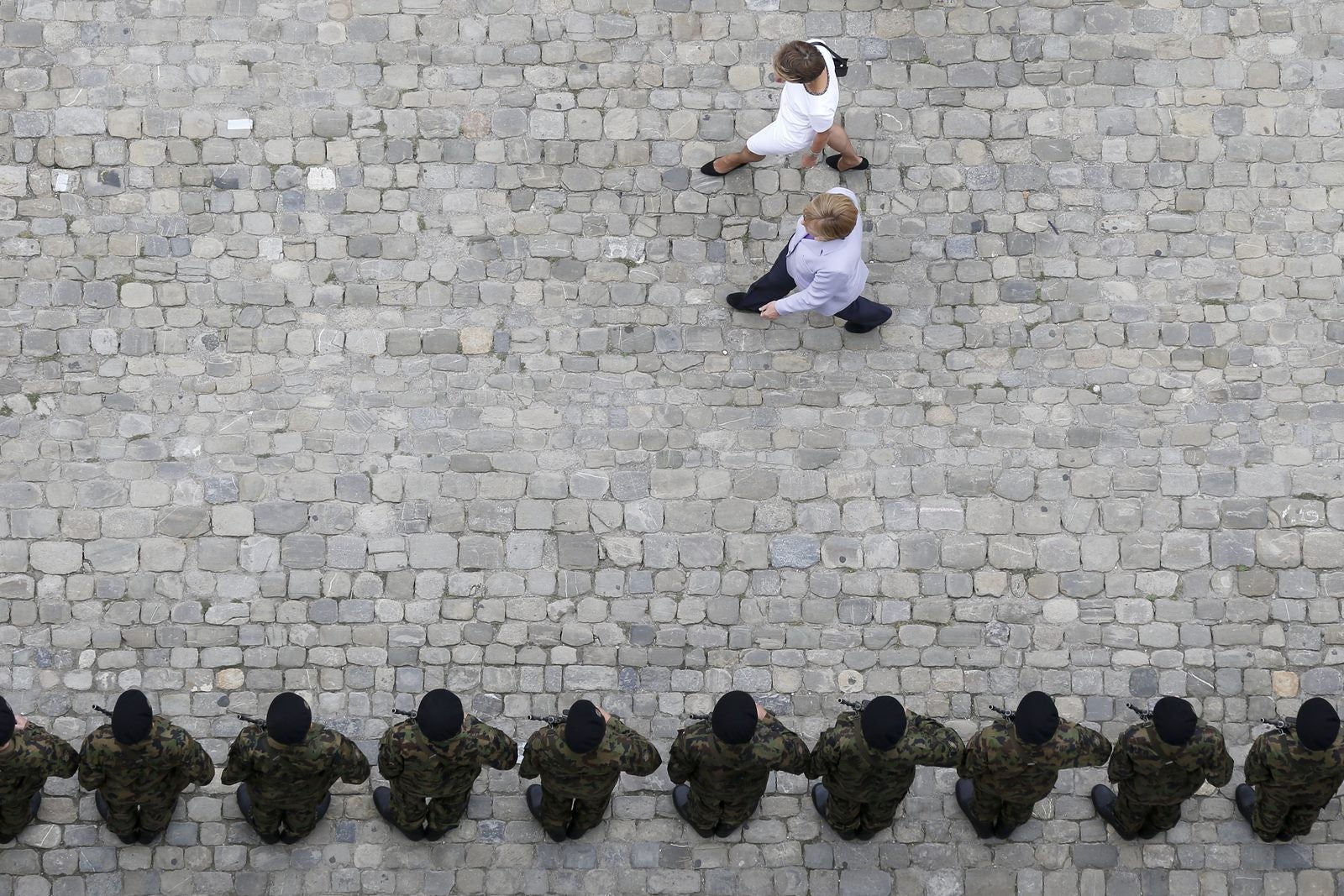 La canciller alemana Angela Merkel y el Presidente Federal Suizo Simonetta Sommaruga inspeccionar la guardia de honor durante la visita oficial de Merkel en Berna.