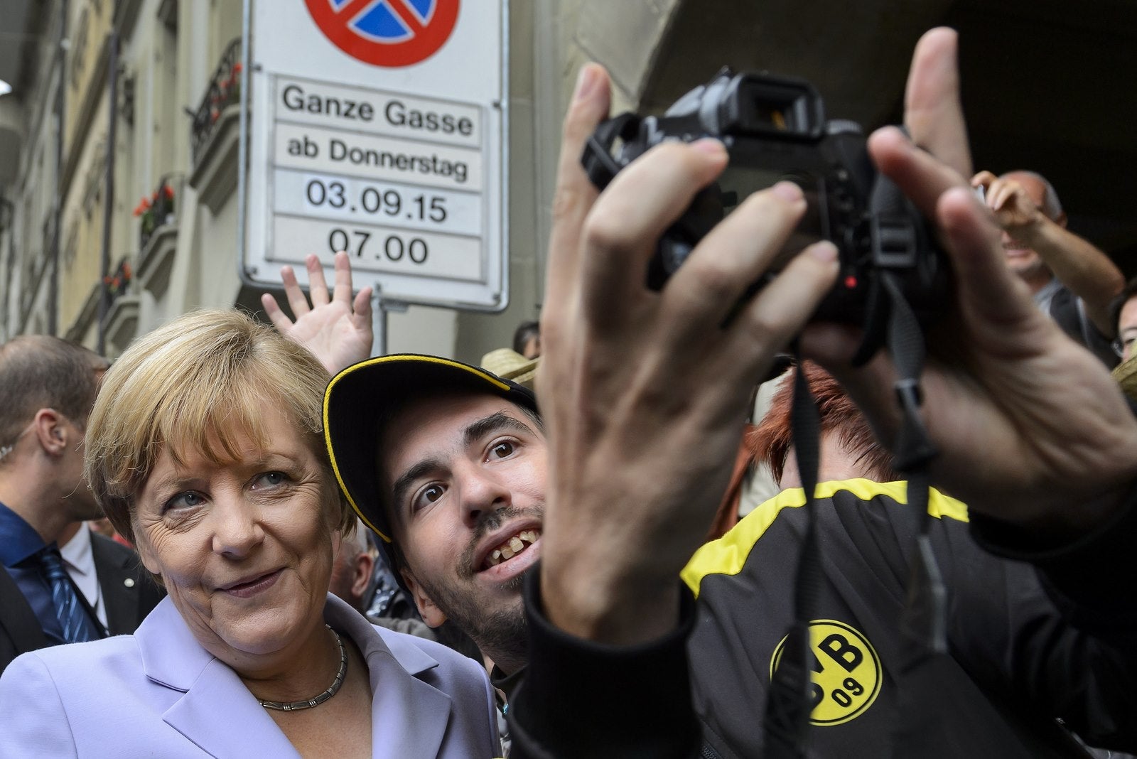 Canciller alemana, Angela Merkel posa para un selfie mientras camina en el centro de la capital suiza de Berna.