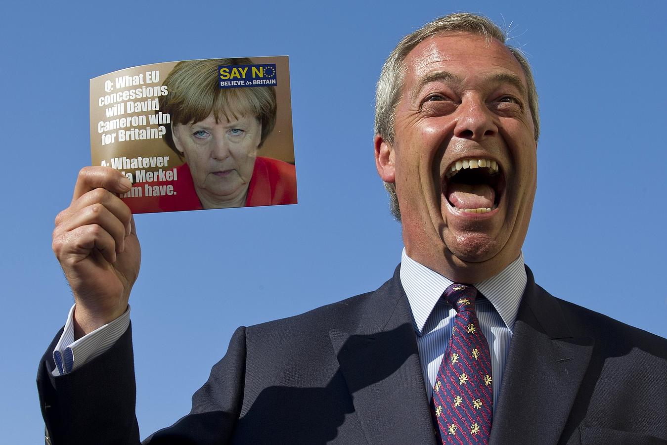 El líder del Partido por la Independencia del Reino Unido Nigel Farage, posa con un folleto que muestra una imagen de la canciller alemana, Angela Merkel, en Cliftonville, Margate.