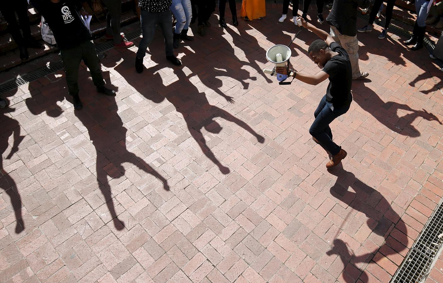 Un estudiante baila durante una protesta en la Universidad de Sudáfrica en Stellenbosch,.