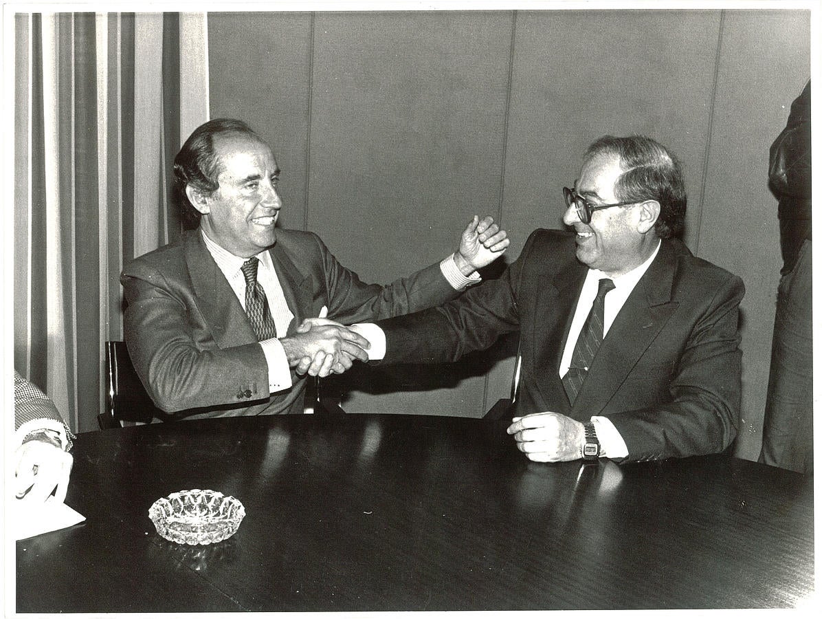 José María Ruiz Mateos da la mano al empresario granadino Jesús Solana en un acto con estudiantes de la Escuela de Ciencias Empresariales de la UGR. El empresario barajaba presentar candidatura a las elecciones al Parlamento Europeo. 25 marzo de 1987