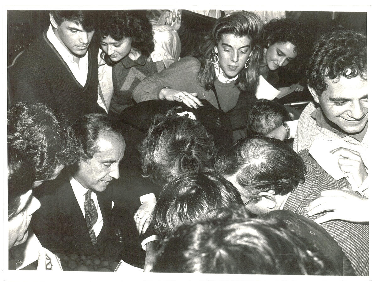 Rodeado de jóvenes en un acto en la Escuela de Ciencias Empresariales de la Universidad de Granada. 25 marzo de 1987