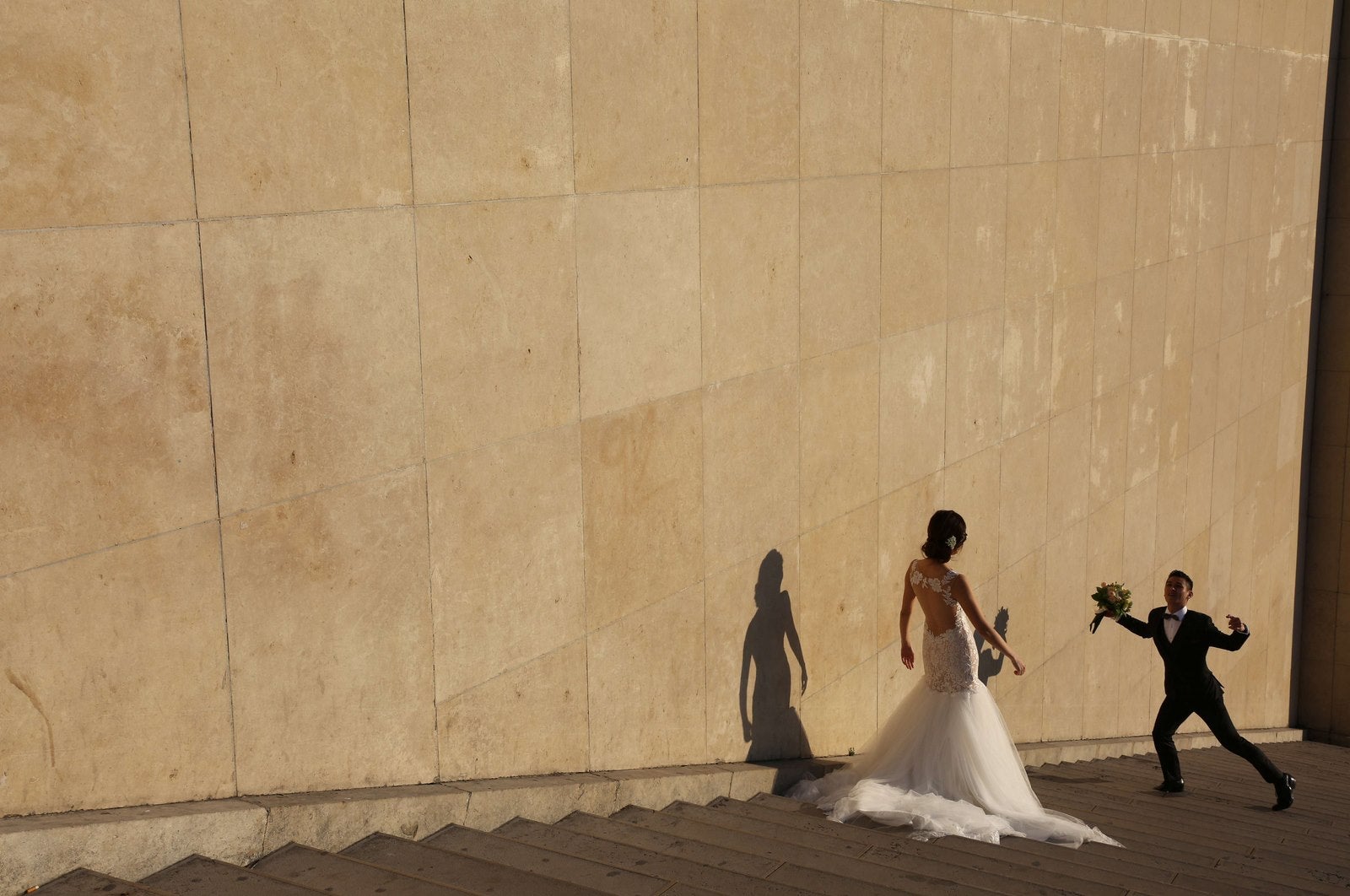 Una pareja de recién casados posan en el Trocadero en París.