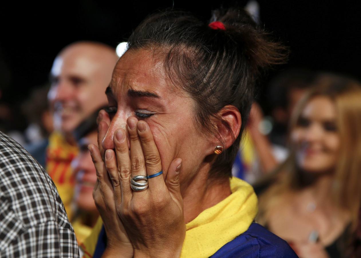 Una mujer llora durante la celebración de los resultados de las elecciones en las calles de Barcelona.