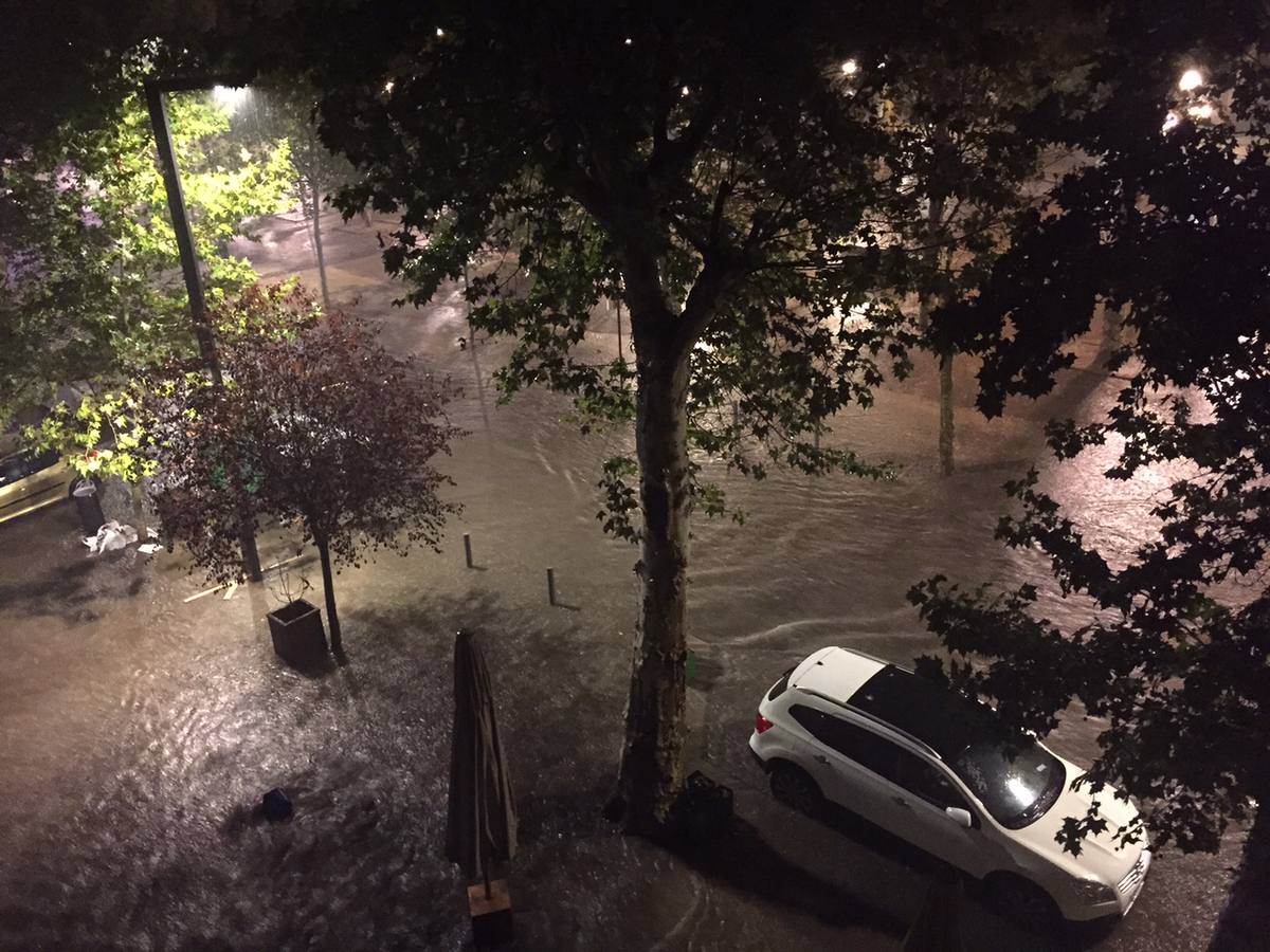 Una tormenta inunda Granada de madrugada