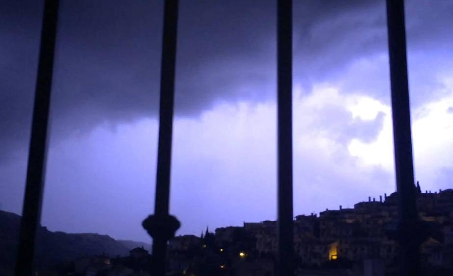 Una tormenta inunda Granada de madrugada