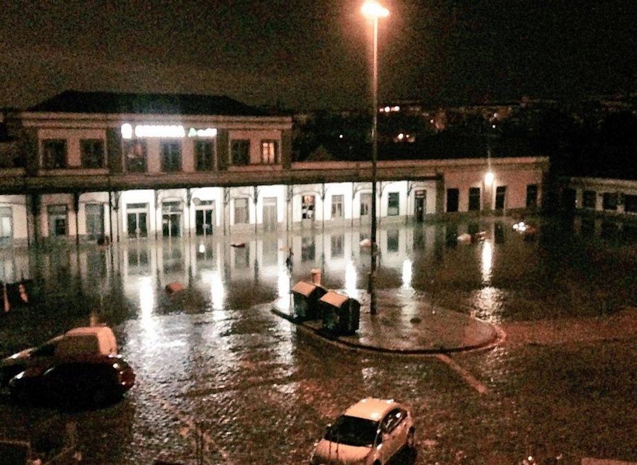 Una tormenta inunda Granada de madrugada