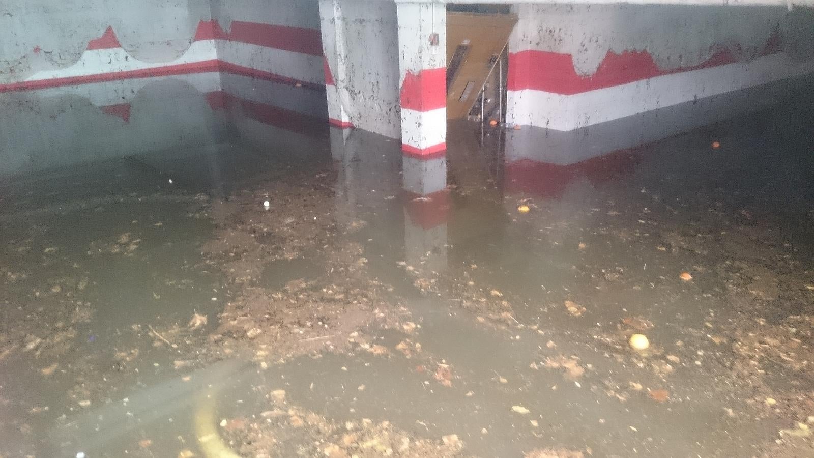 Una tormenta inunda Granada de madrugada