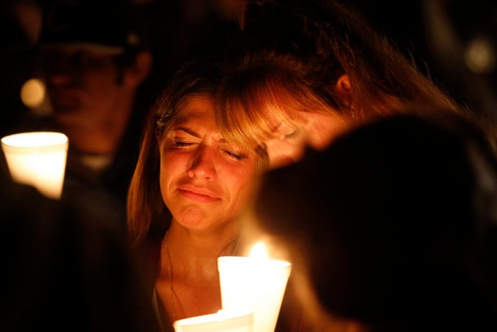 Una persona llora durante la velada de de vigilia después de un tiroteo masivo en Umpqua Community College en Roseburg, Oregón.