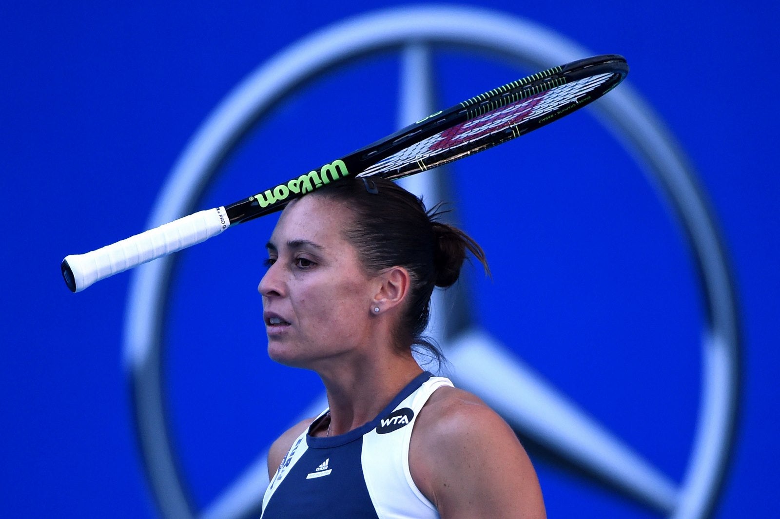 La italiana Flavia Pennetta reacciona tras perder un punto ante Anastasia Pavlyuchenkova de Rusia durante el partido de tercera ronda en el torneo de tenis Abierto de China en Pekín.