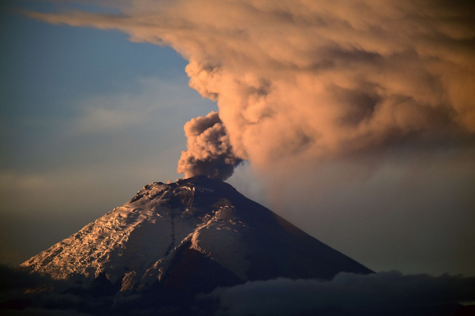 Volcán escupiendo cenizas.