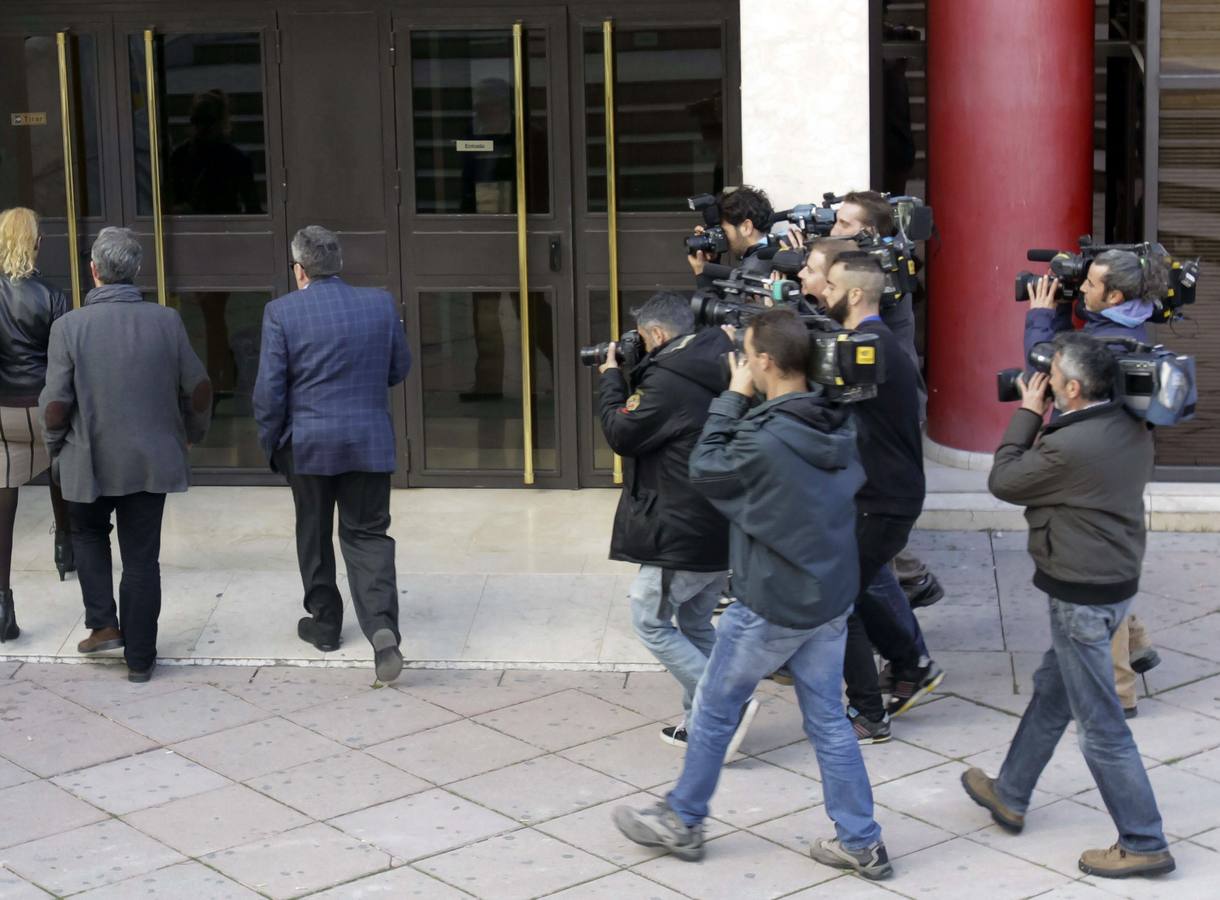 Expectación. El fiscal y el juez instructor del caso, en la imagen, están a punto de cerrar la instrucción.