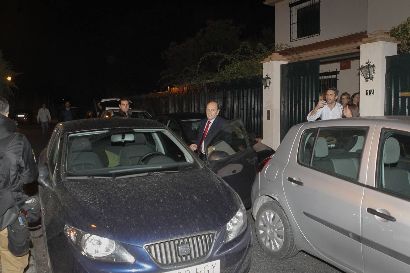 Registros. La Policía Nacional efectuó registros en el chalé de Pinos Genil que compartían los sacerdotes de este grupo de religiosos.