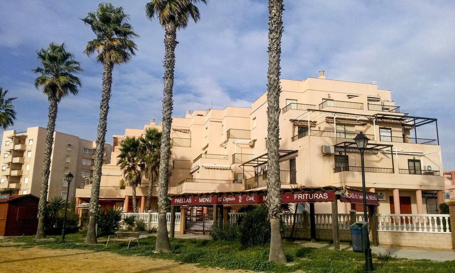 Pintadas. Aparecieron pintadas en la fachada de la iglesia de san Juan María de Vianney.