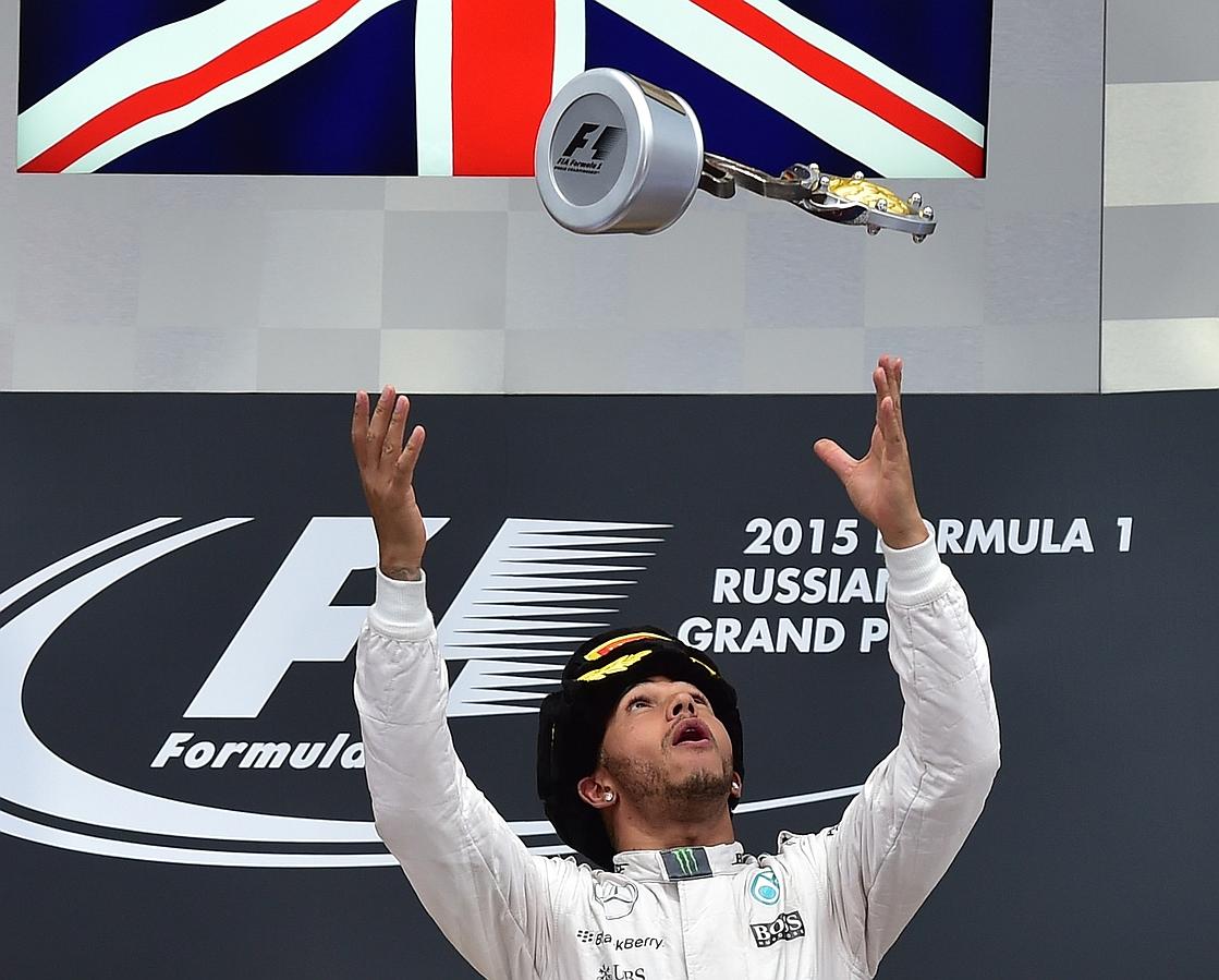 El Piloto británico Lewis Hamilton de Mercedes AMG Petronas F1 Team  celebra con su trofeo haber ganado la Fórmula Uno Gran Premio de Rusia en el circuito Autódromo de Sochi.