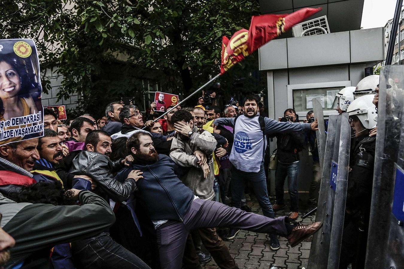 Manifestantes chocan con la policía antidisturbios turca durante una manifestación en Estambul, por los ataques mortales de Ankara.