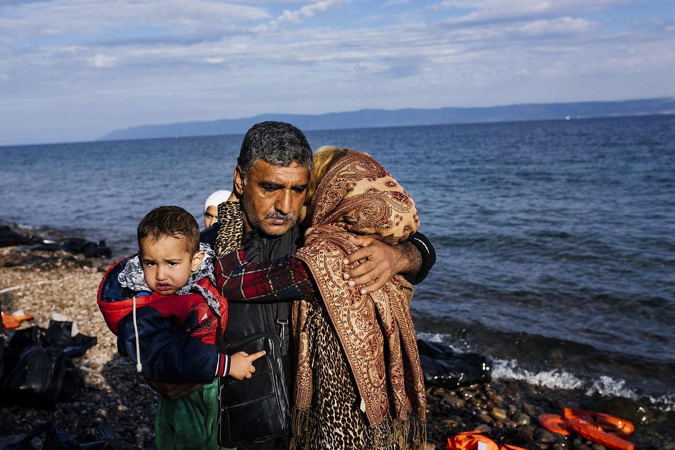 Una familia se abraza poco después de llegar con otros inmigrantes y refugiados a la isla griega de Lesbos, después de cruzar el mar Egeo de Turquía.