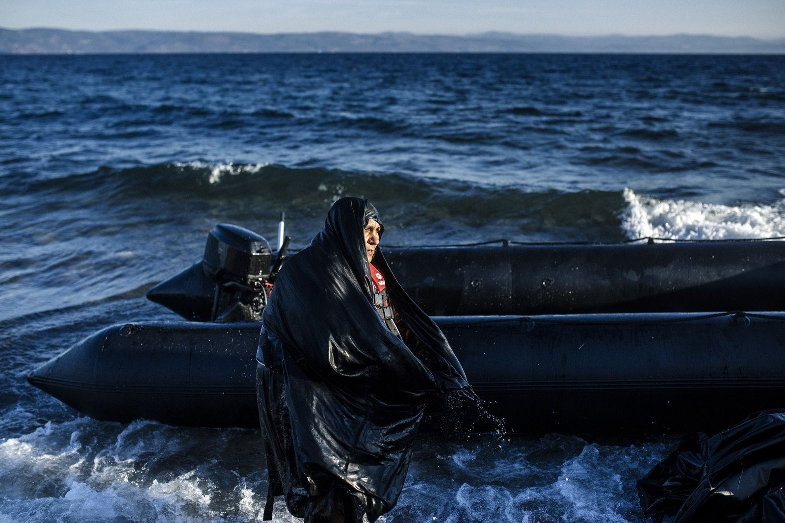 Una anciana después de llegar en la isla griega de Lesbos, tras cruzar el mar Egeo de Turquía.