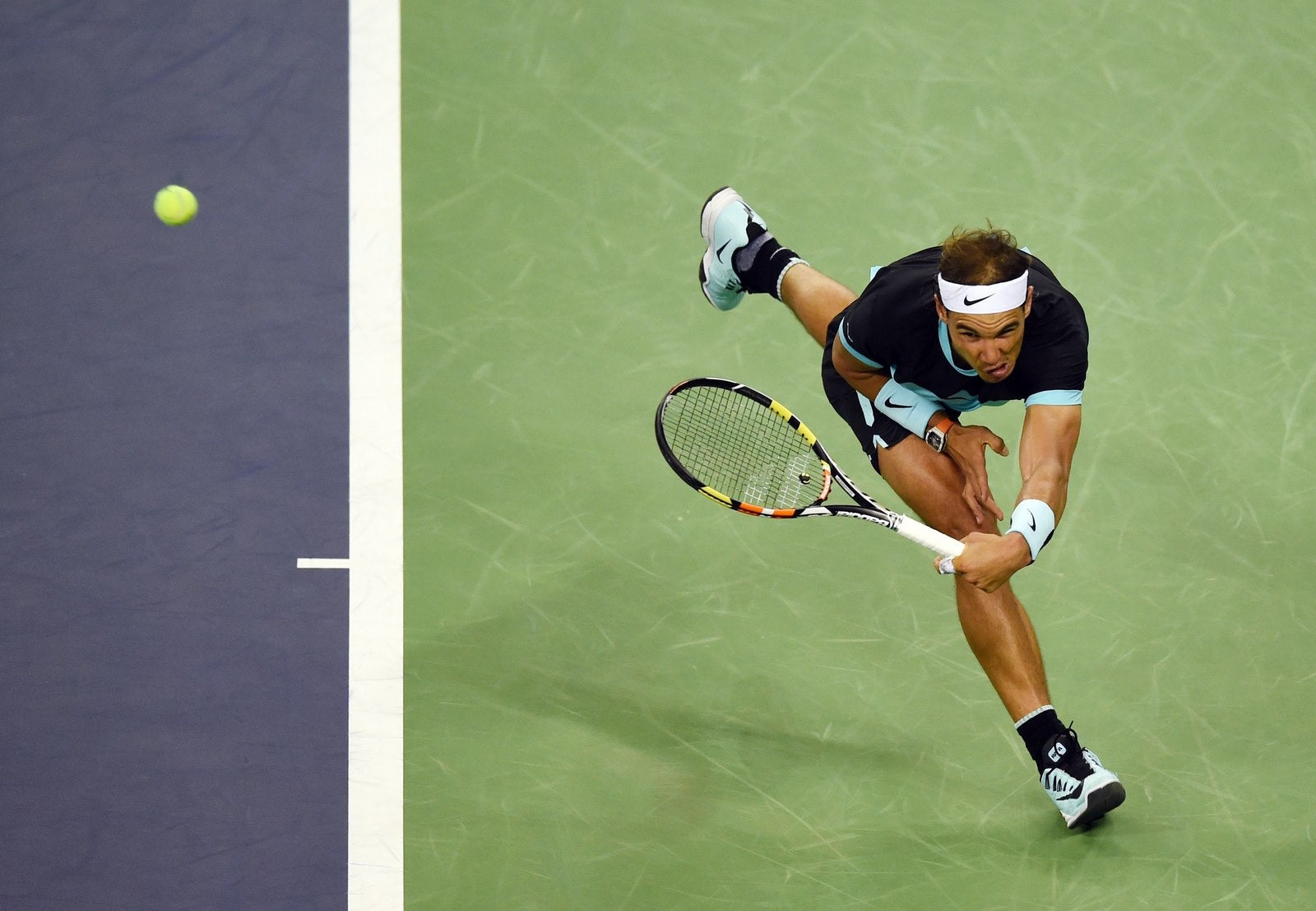 Rafael Nadal en los cuartos de final contra el suizo Stanislas Wawrinka en el torneo de tenis Masters de Shanghai en Shanghai.