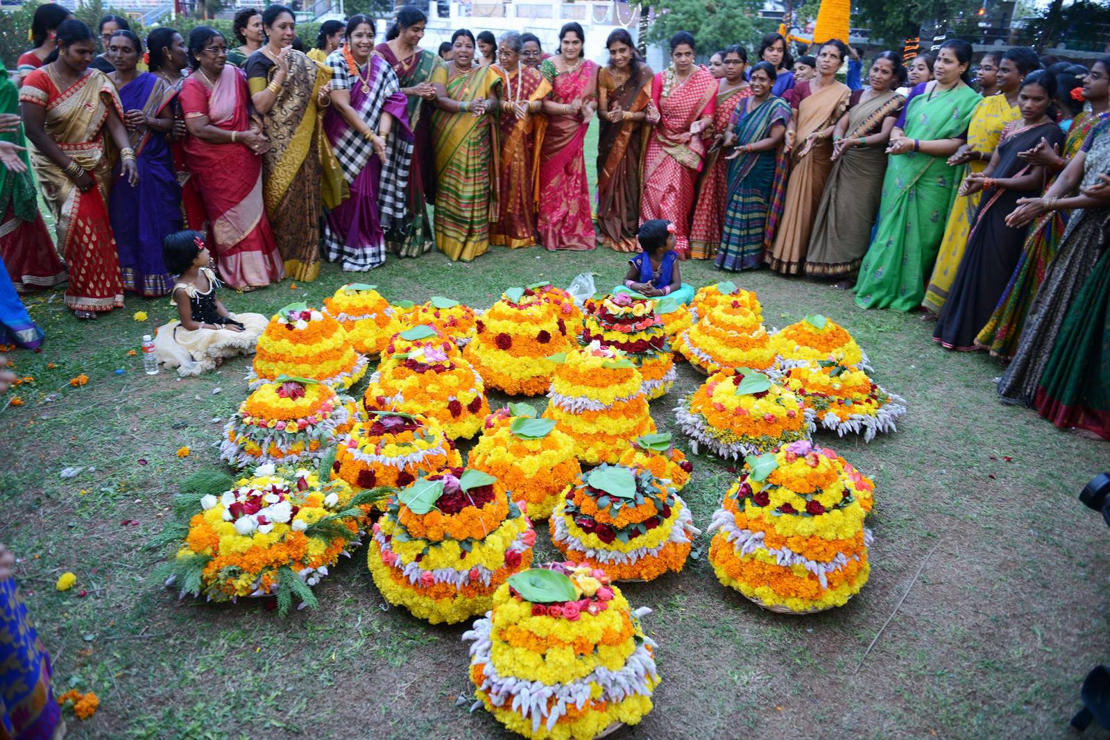 Mujeres hindúes del Partido Bharatiya Janata, realizar rituales con arreglos florales en la celebración de la 'Bathukamma' o Festival 'Vida Dador' en Hyderabad.