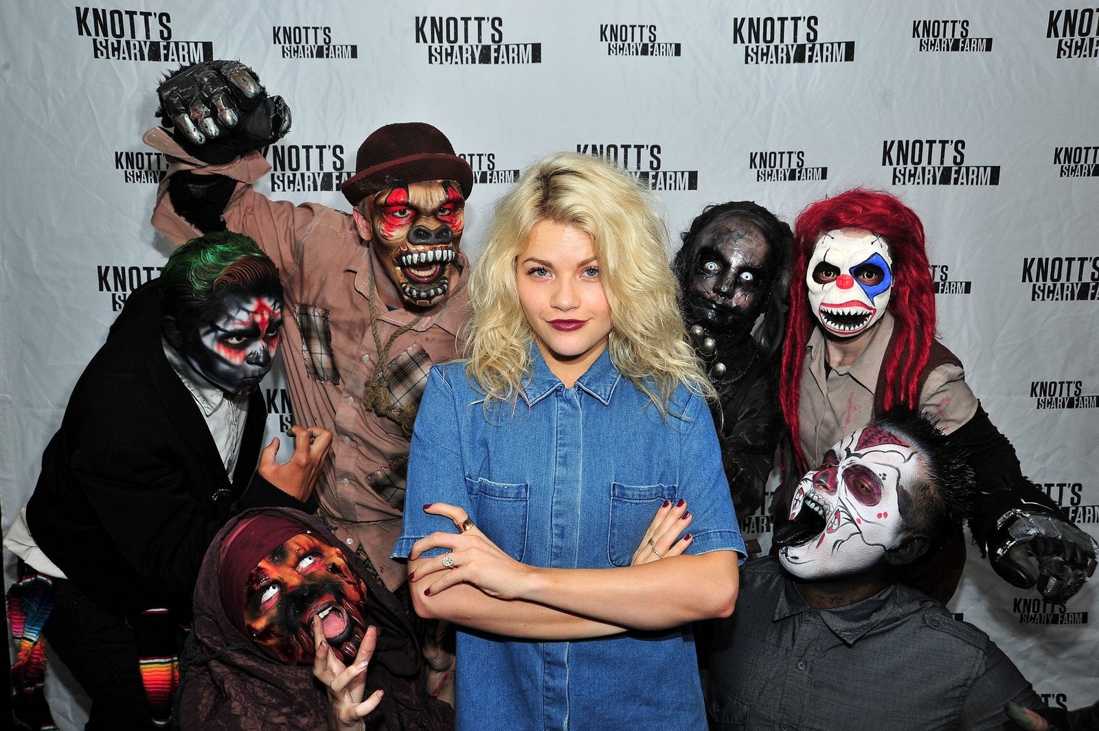 Witney Carson de visita en Knotts Berry Farm en Buena Park, California.