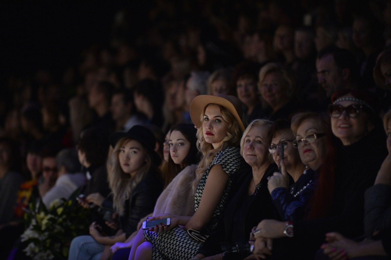 Desfile de modas de la diseñadora rusa Slava Zaitsev durante la Mercedes-Benz Fashion Week Rusia en Moscú.