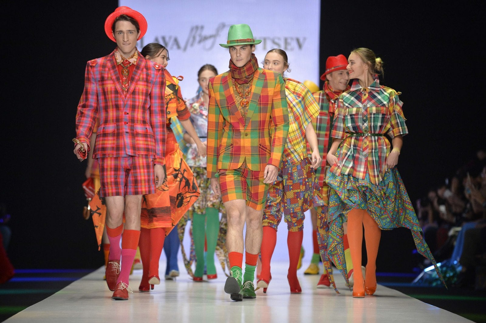 Modelos con creaciones del diseñador ruso Yegor Zaitsev durante la Mercedes-Benz Fashion Week Rusia en Moscú.