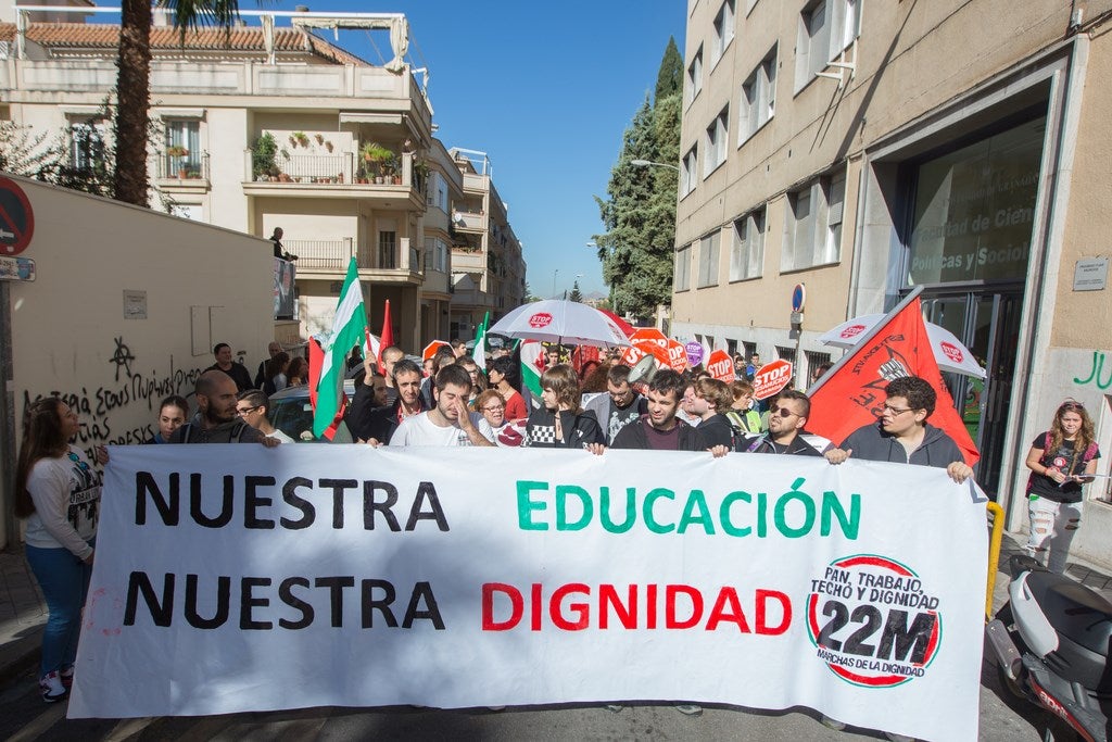Un millar de estudiantes protestan en el centro de Granada contra la Lomce