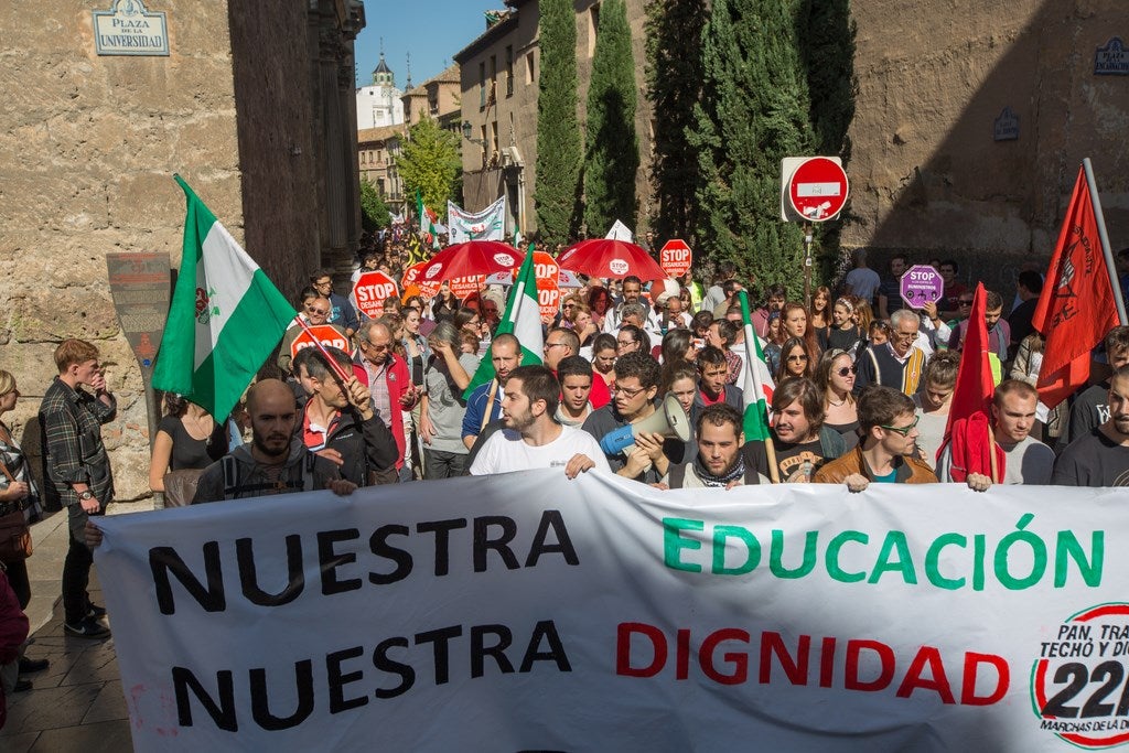 Un millar de estudiantes protestan en el centro de Granada contra la Lomce