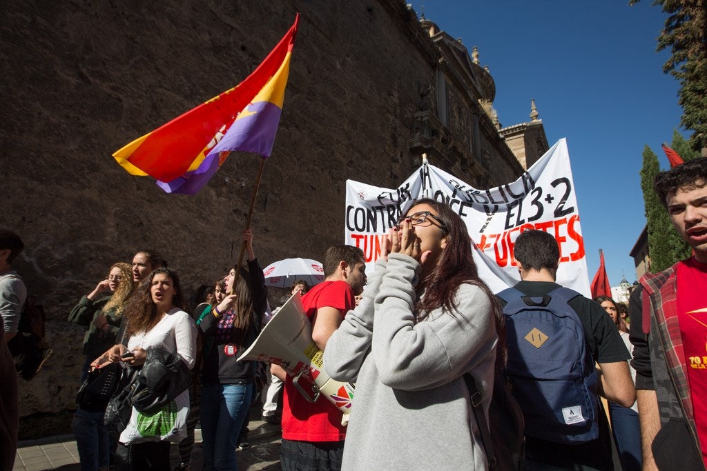 Un millar de estudiantes protestan en el centro de Granada contra la Lomce
