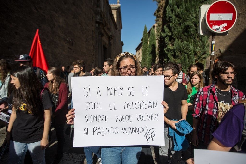 Un millar de estudiantes protestan en el centro de Granada contra la Lomce