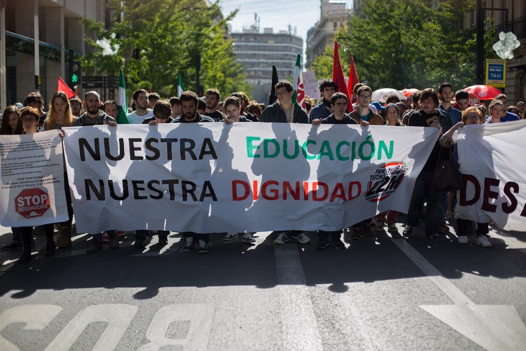 Un millar de estudiantes protestan en el centro de Granada contra la Lomce