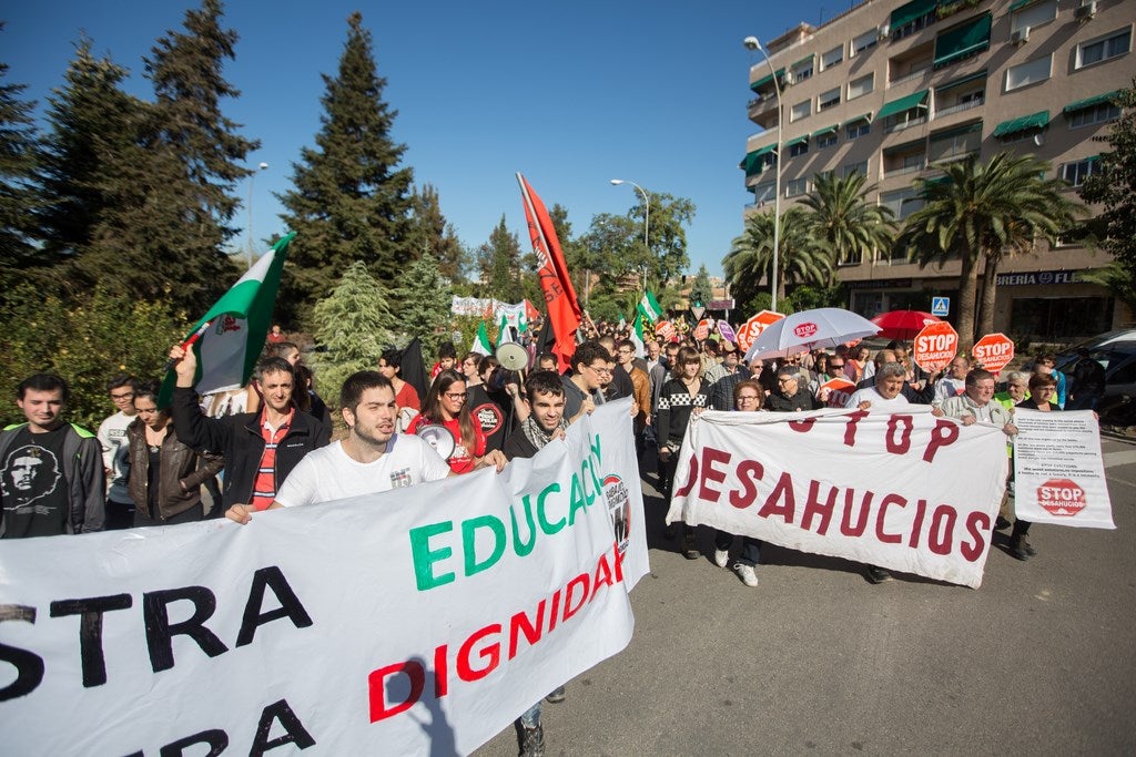 Un millar de estudiantes protestan en el centro de Granada contra la Lomce