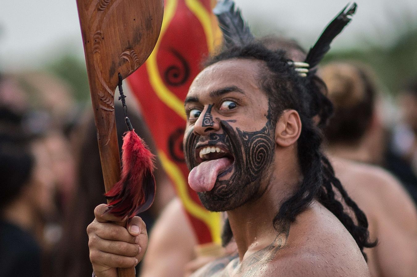 Un indígena Mauri de Nueva Zelanda baila alrededor de una fogata en la víspera del inicio de los primeros Juegos Mundiales Indígenas en Palmas, Tocantins, Brasil. AFP PHOTO / CHRISTOPHE SIMON