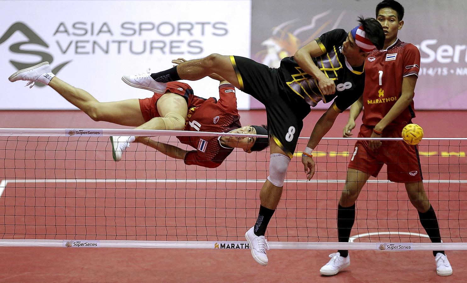 Anuwat Chaichana de Thailand (L) y de Malasia Khairol Zaman en acción durante el partido clasificatorio en la Asia Sports Ventures.