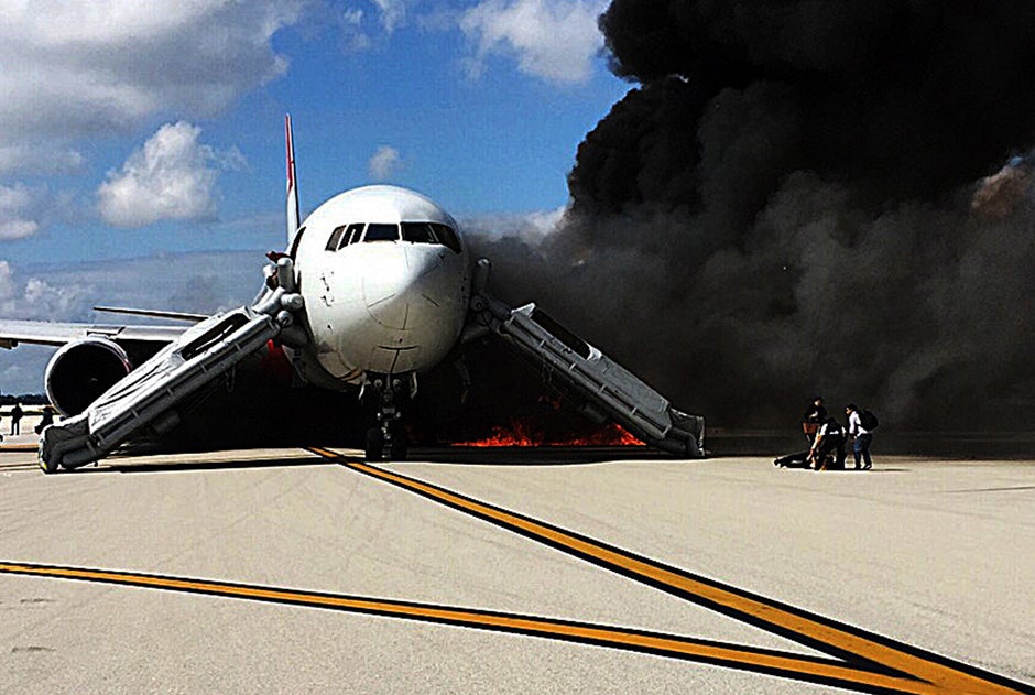 Un avión se incendia cuando iba a despegar de un aeropuerto de Miami