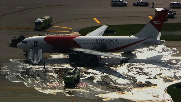Un avión se incendia cuando iba a despegar de un aeropuerto de Miami