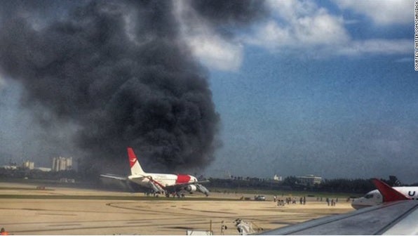 Un avión se incendia cuando iba a despegar de un aeropuerto de Miami