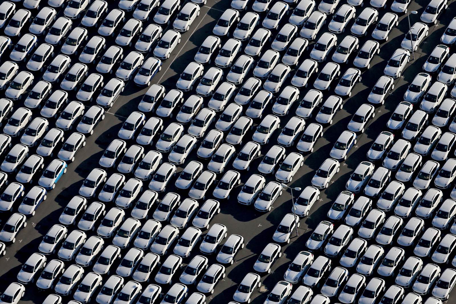 Coches Porsche están estacionados en los terrenos de la planta de Porsche en Leipzig, Alemania del Este.